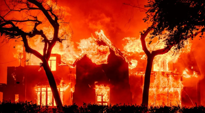 Sebuah rumah dilalap api selama kebakaran Eaton di daerah Altadena di Los Angeles County, California pada 8 Januari 2025 /AFP