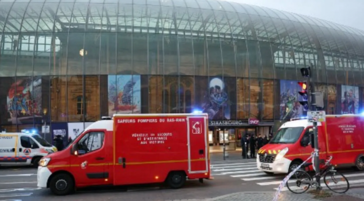 Foto ini menunjukkan truk petugas pemadam kebakaran yang diparkir di luar stasiun kereta api Strasbourg menyusul tabrakan dua trem, di Strasbourg, Prancis timur, pada 11 Januari 2025 /AFP