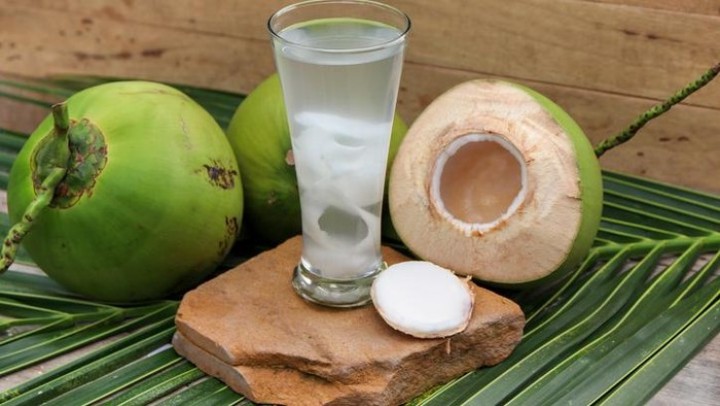 Sederet Manfaat Minum Air Kelapa untuk Kesehatan, Khasiatnya Nggak Kaleng-kaleng