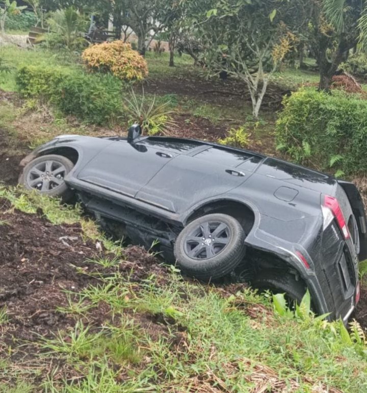 Akan Hadiri Acara Pernikahan, Mobnas Ini Nyunsep ke Parit di Jalan Bantan