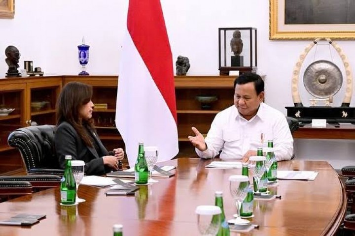 Menteri Komunikasi dan Digital (Menkomdigi) Meutya Hafid berbincang- bincang dengan Presiden Prabowo Subianto. Sumber: Instagram