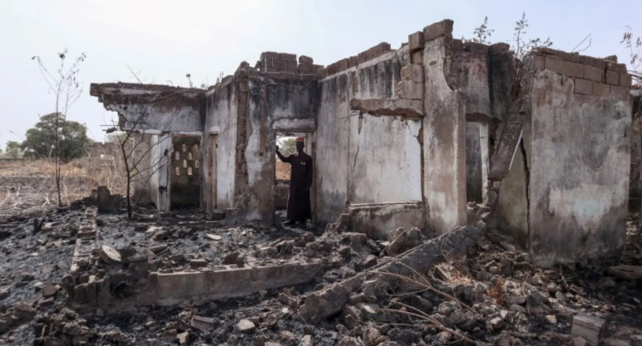 Foto yang diambil pada 31 Maret 2024, menunjukkan Wakil Kepala Sekolah Bature Sule menyurvei puing-puing asrama yang dihancurkan oleh militan Boko Haram di Sekolah Menengah Perempuan Pemerintah Chibok pada tahun 2014 /AFP