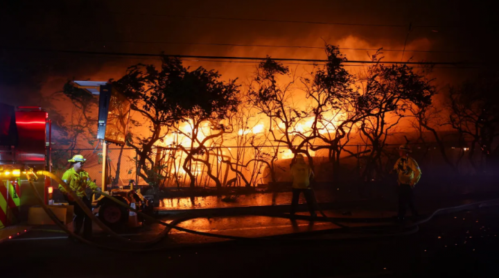 Foto dari 7 Januari 2025 ini, menunjukkan petugas pemadam kebakaran bekerja untuk memadamkan api saat Kebakaran Eaton terbakar di Pasadena, California /Reuters