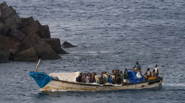 Sebuah kapal 'cayuco' dengan 57 migran di dalamnya tiba di pelabuhan La Restinga di pulau Canary El Hierro, pada 14 September 2024 /AFP