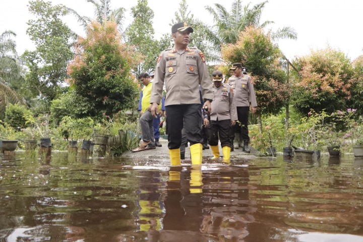 Kapolres Siak Monitoring Perkembangan Bencana Banjir di Kampung Benteng Hilir