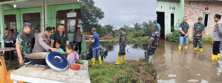 andim 0322/Siak Bersama Kapolres Siak dan Kalaksa BPBD Siak Tinjau Langsung Sumber Masalah dan Dampak Banjir di Ujung Sungai Tonggak