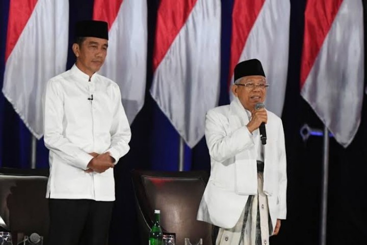 Pasangan capres-cawapres nomor urut 01 Joko Widodo (kiri) dan Ma'ruf Amin mengikuti debat kelima Pilpres 2019 di Hotel Sultan, Jakarta, Sabtu 13 April 2019. Sumber: republika.co.id