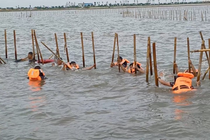 Pagar Laut Misterius Tangerang Akhirnya di Bingkar TNI AL dan Warga Sekitar. (Tangkapan Layar Kompas.com)