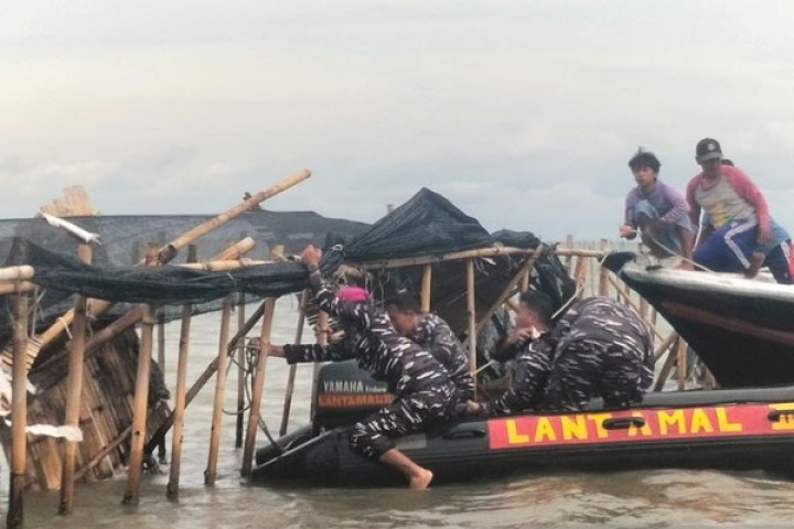 TNI AL Targetkan Pembongkaran Pager Laut Misterius Selesai dalam 10 Hari Kedepan.