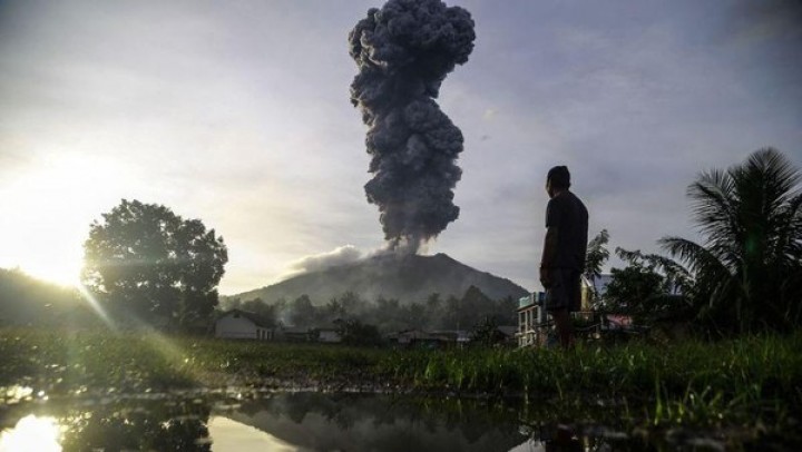 Gunung Ibu Halmahera 11 Kali Erupsi, Berstatus 'Awas' Warga Terpaksa Dievakuasi.