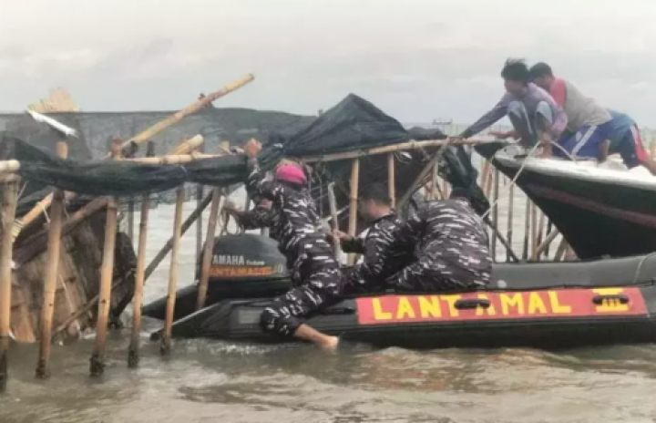 TNI Lanjutkan Pembongkaran Pagar Laut di Tangerang.