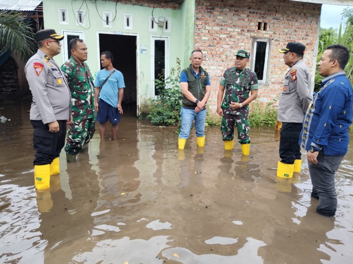 Dandim 0322/Siak Bersama Kapolres Siak dan Kalaksa BPBD Siak Tinjau Langsung Sumber Masalah dan Dampak Banjir di Ujung Sungai Tonggak