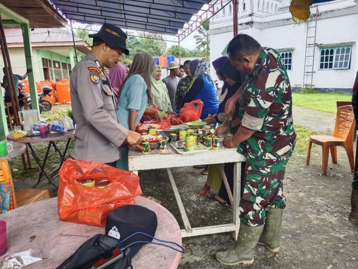 Aksi Cepat Dapur Umum Koramil 01/Siak Kodim 0322/Siak, Hangatkan Para Pengungsi di Tengah Banjir