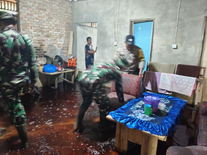 Aksi Heroik Koramil 01/Siak Kodim 0322/Siak, Terjun Langsung Selamatkan Pengungsi Banjir di Kampung Benteng Hilir