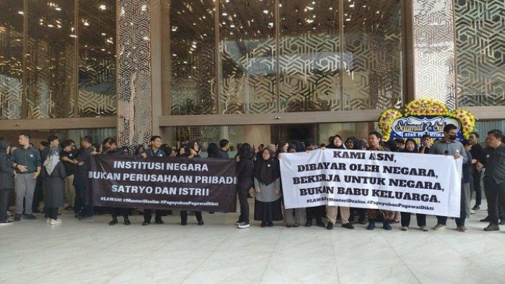 Mendikti Saintek Didemo Gegara arogan dan Tampar Pegawai Kementerian.