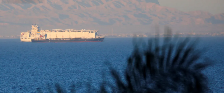 Kapal kontainer berlayar melintasi Teluk Suez menuju Laut Merah sebelum memasuki Terusan Suez /Reuters