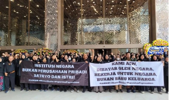 Demo ASN Tuntut Mendikti Saintek Mundur: Kami Bukan Babu Keluarga! 