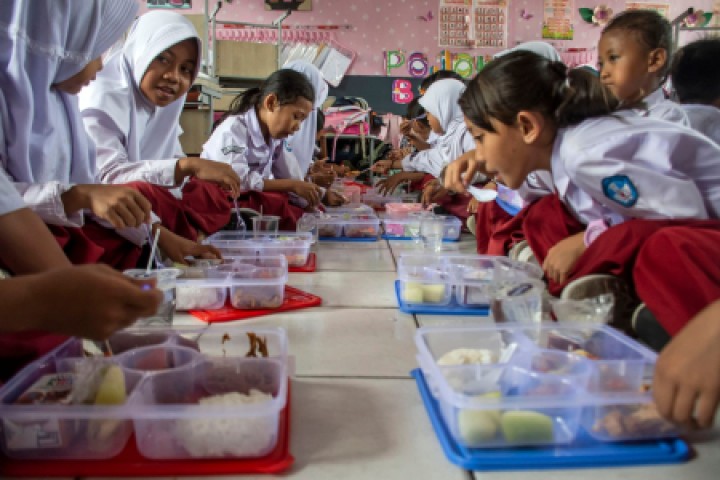 Ilustrasi siswa sekolah dasar tengah mengkonsumsi makan bergizi gratis. Sumber: Internet