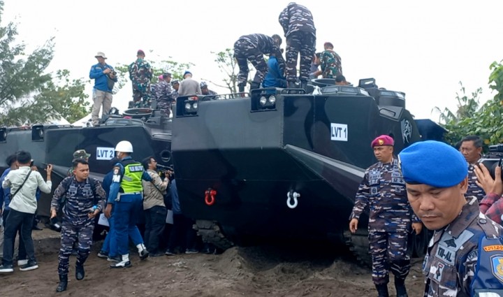 Bongkar Pagar Laut Bambu, 1.500 Personel, Kendaraan Tempur Amfibi, Puluhan Kapal Karet Diterjunkan.