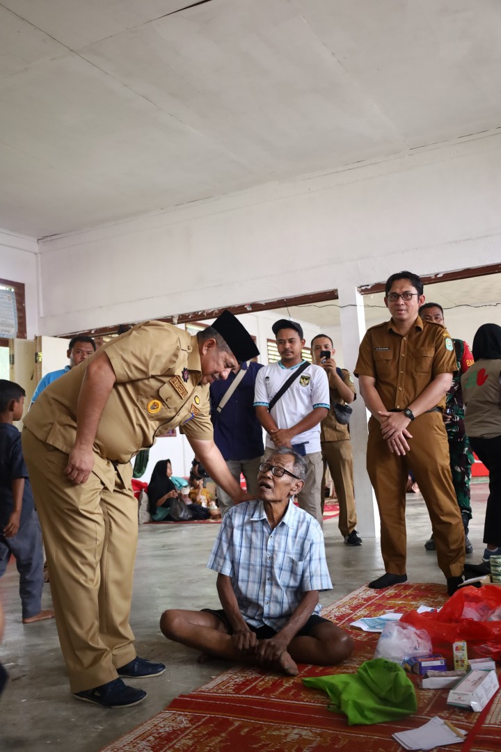 Temui Warga Terdampak Banjir Alfedri Salurkan Bantuan.