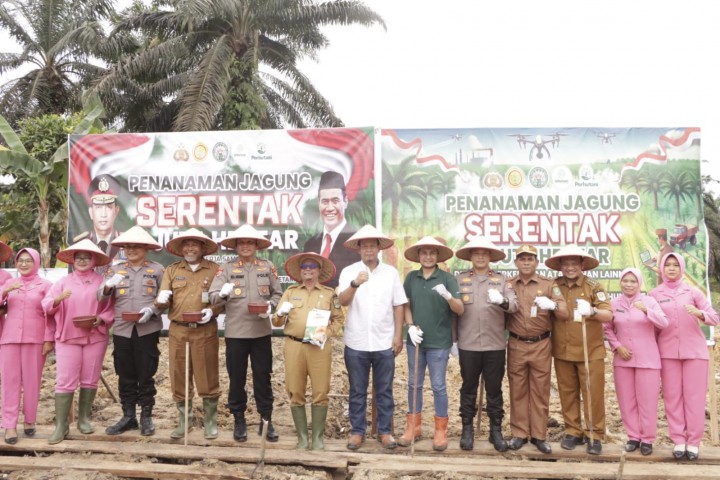 Polres Siak Gandeng PT KTU Dan Pemkab Siak Sukseskan Penanaman Jagung Serentak 1 Juta Hektare di Koto Gasib 