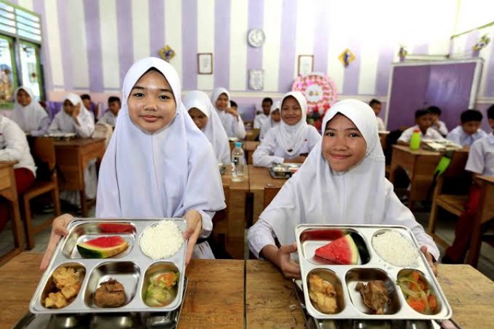 Siswa sekolah sasar mengkonsumsi makanan bergizi gratis. Sumber: indonesia.go.id