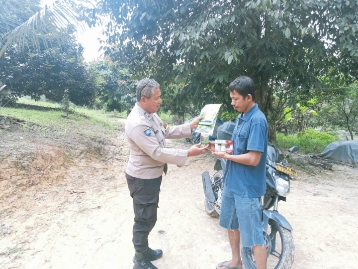 Bhabinkamtibmas Kampung Tualang Timur Serahkan Bibit Cabai Merah dan Obat Insektisida Kepada Petani Dukung Program Ketahanan Pangan