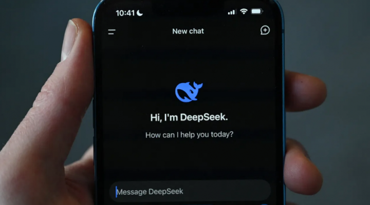 Ilustrasi foto ini menunjukkan aplikasi DeepSeek pada telepon seluler di Beijing pada 27 Januari 2025. Chatbot kecerdasan buatan milik perusahaan Tiongkok DeepSeek telah melejit ke puncak tangga unduhan Apple Store, mengejutkan para pakar dan analis industri dengan kemampuannya menyamai pesaingnya d