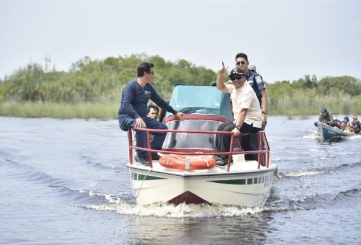 Wabup Bagus Santoso Serahkan Speedboat Untuk Ambulance Dusun Terisolir Bagan Benio