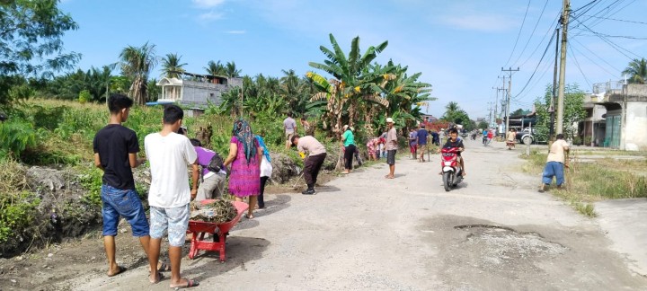 Wujud Kebersamaan, Bhabinkamtibmas Polsek Kandis Gotong Royong Bersama Warga