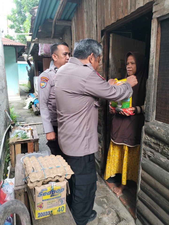 Polri Peduli Masyarakat, Bhabinkamtibmas  Berikan Sembako Kepada Warga Kurang Mampu.