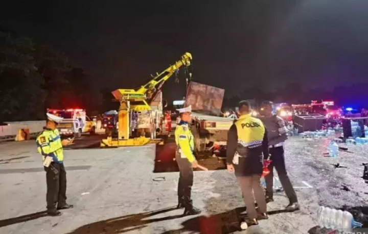 8 Tewas Akibat Truk Tabrak Kendaraan di Pintu Tol Bogor