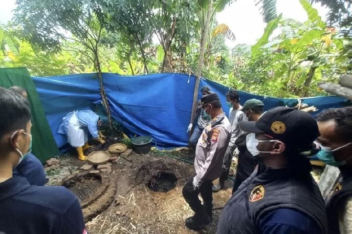 Motif Pembunuhan Pegawai Koperasi Habisi Istri an Buang Kerangka di Septic Tank.