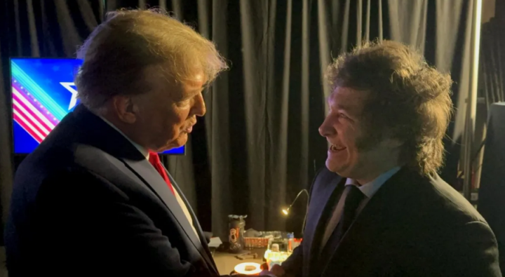 Sebuah foto selebaran yang dirilis oleh Kepresidenan Argentina menunjukkan Presiden Javier Milei (kanan) dan Presiden AS Donald Trump (kiri) berjabat tangan pada pertemuan tahunan Konferensi Aksi Politik Konservatif (CPAC) pada 24 Februari 2024, di National Harbor, Maryland /AFP