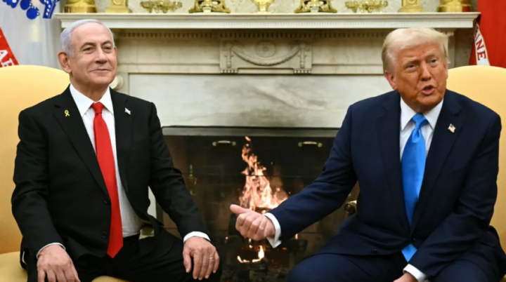 Presiden AS Donald Trump (kanan) bertemu dengan Perdana Menteri Israel Benjamin Netanyahu di Oval Office Gedung Putih di Washington, DC, pada 4 Februari 2025 /AFP