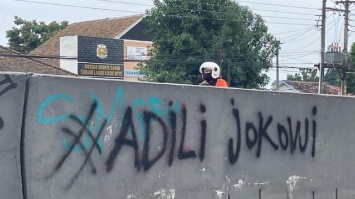 Polisi Buru Pelaku Vandalisme 'Adili Jokowi' yang Tersebar Masif di Yogyakarta, Suarea Dibungkam?