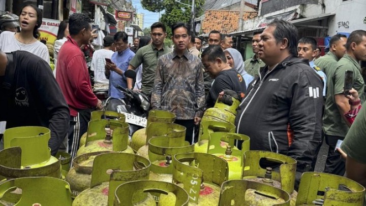 Gibran Turun Tangan Urusi Soal LPG 3Kg, Malah Dicukin Warga: Gak Ada yang Peduli Sama Dia...