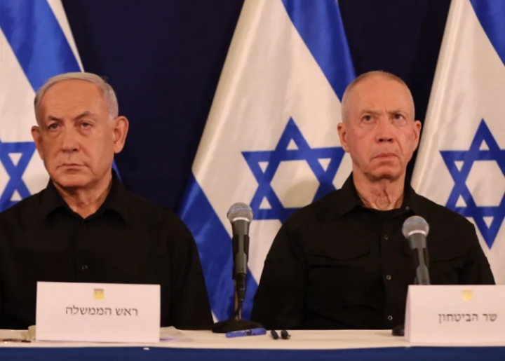 Perdana Menteri Israel Benjamin Netanyahu (kiri) dan Menteri Pertahanan Yoav Gallant menghadiri konferensi pers di Tel Aviv pada 28 Oktober 2023 /AFP