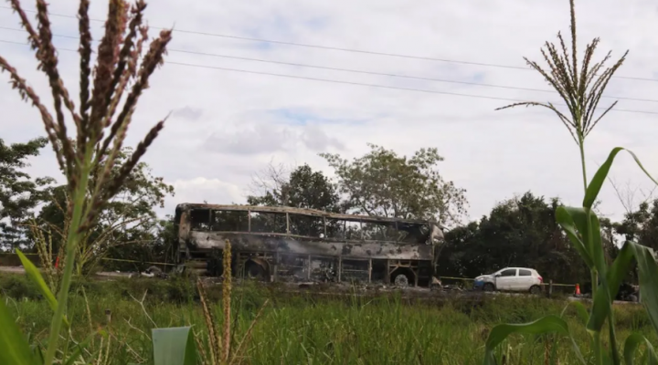 Sebuah bus yang terbakar digambarkan setelah bertabrakan dengan trailer, Escarcega, Campeche, Meksiko, 8 Februari 2025 /Reuters