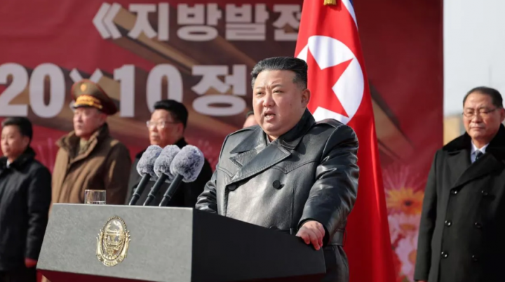 Pemimpin Korea Utara Kim Jong Un berbicara selama upacara peletakan batu pertama Rumah Sakit Kabupaten Kangdong dan Pusat Layanan Umum di Kabupaten Kangdong, Korea Utara, 6 Februari 2025, dalam foto yang dirilis oleh Kantor Berita Pusat Korea Utara resmi /Reuters