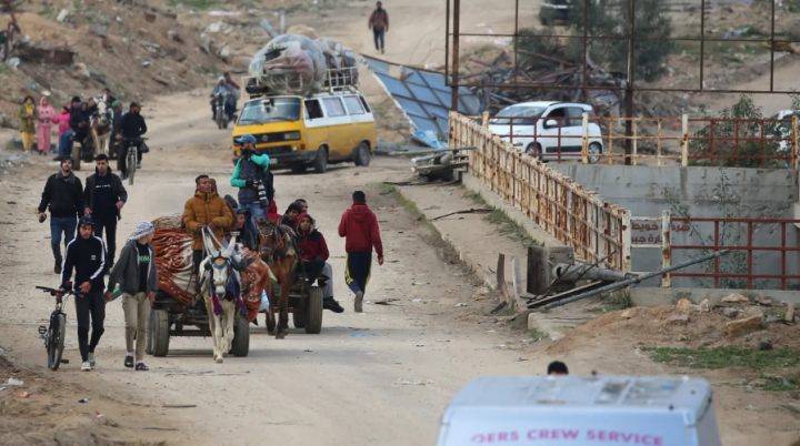 Setelah penarikan, ratusan warga Palestina, menggunakan mobil dan gerobak yang sarat dengan kasur dan barang-barang lainnya, mulai kembali ke Gaza utara /AFP