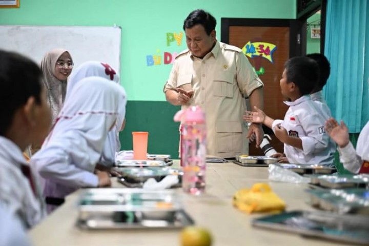 Presiden Prabowo Tinjau Makan Bergizi Gratis di SDN Kedung Jaya 1 Bogor.