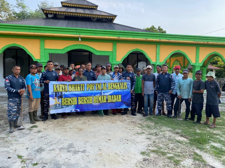 Sambut Ramadhan, Pos TNI AL Posal Bengkalis dan Dewan Masjid Indonesia Bersih Bersih Masjid Desa Muntai Barat