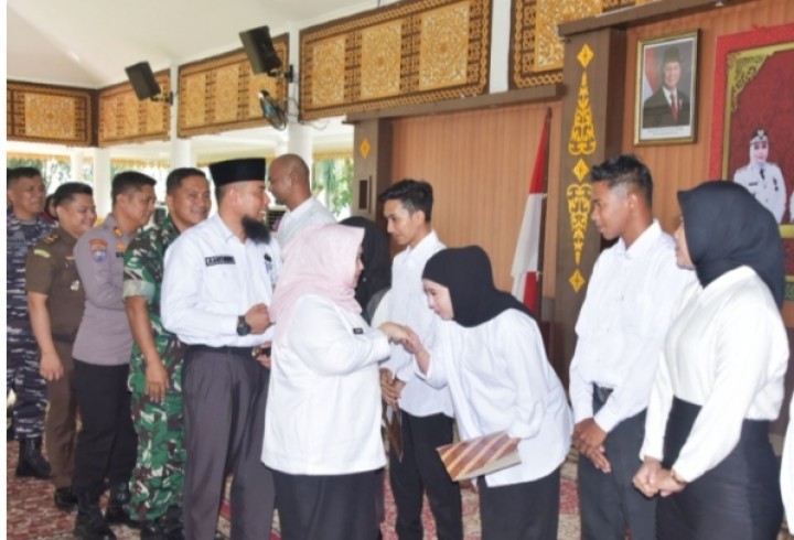 Bupati Kasmarni serahkan 318 SK Pendamping Desa se Kabupaten Bengkalis