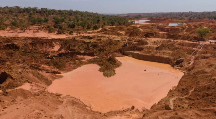 Pemandangan udara yang diambil pada 31 Januari 2025 ini menunjukkan tambang emas artisanal di Danga keesokan harinya setelah tanah longsor menewaskan sedikitnya 10 orang dan menyebabkan banyak lainnya hilang /AFP