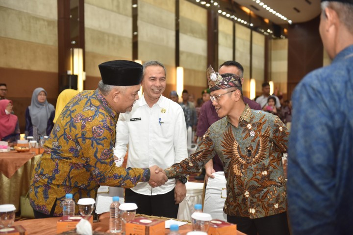  Direktur Dana dan Jasa BRK Syariah, M.A Suharto sambut kedatangan Wakil Menteri Pendidikan Dasar dan Menengah (Dikdasmen) Republik Indonesia, Fajar Riza Ulhaq