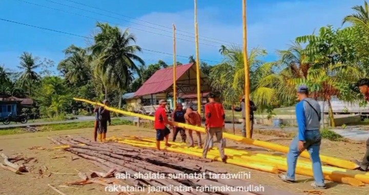 Sebelum Ramadhan, Para Pemuda Goro Bersama Untuk Persiapkan Menara Lampu Colok