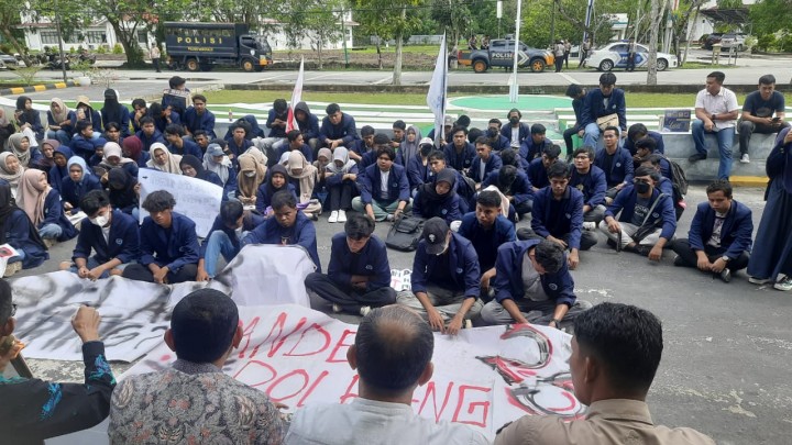 Tuntut Ini, Puluhan Mahasiswa Tergabung Dalam Aliansi Gruduk Kampus Polbeng