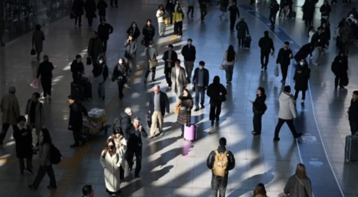 Orang-orang berjalan melalui stasiun kereta api di Seoul pada 26 Februari 2025. Tingkat kelahiran Korea Selatan meningkat tahun lalu untuk pertama kalinya dalam hampir satu dekade, data resmi menunjukkan pada 26 Februari 2025 melawan tren di negara yang berjuang melawan krisis demografis /AFP