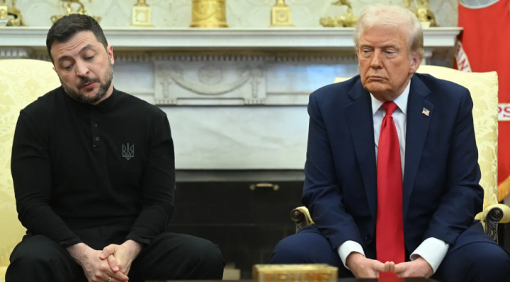 Presiden AS Donald Trump dan Presiden Ukraina Volodymyr Zelensky bertemu di Oval Office Gedung Putih di Washington, DC, 28 Februari 2025 /AFP